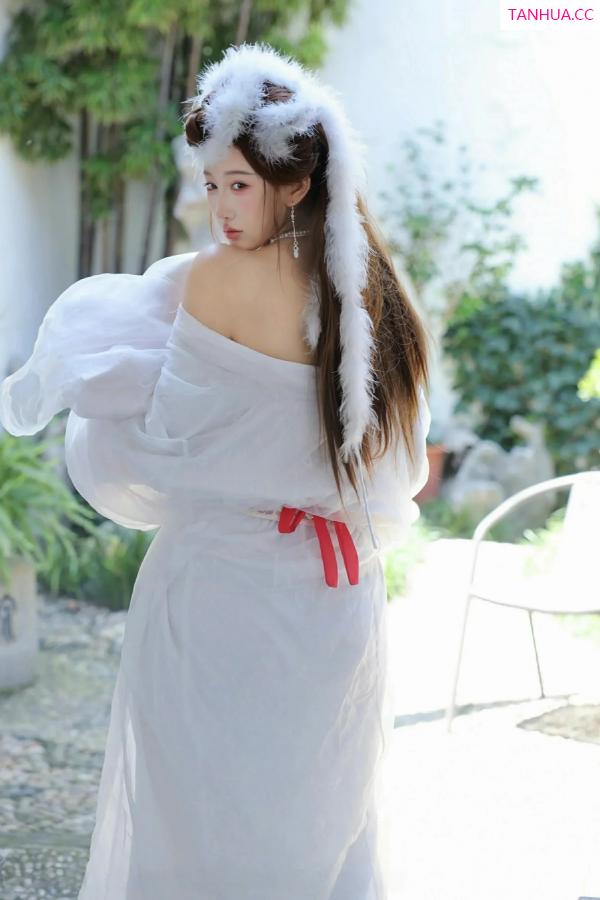   [XiuRen]高清写真图 2025.10.09 No.10843 金允希Yuki 低胸长裙第6张图片